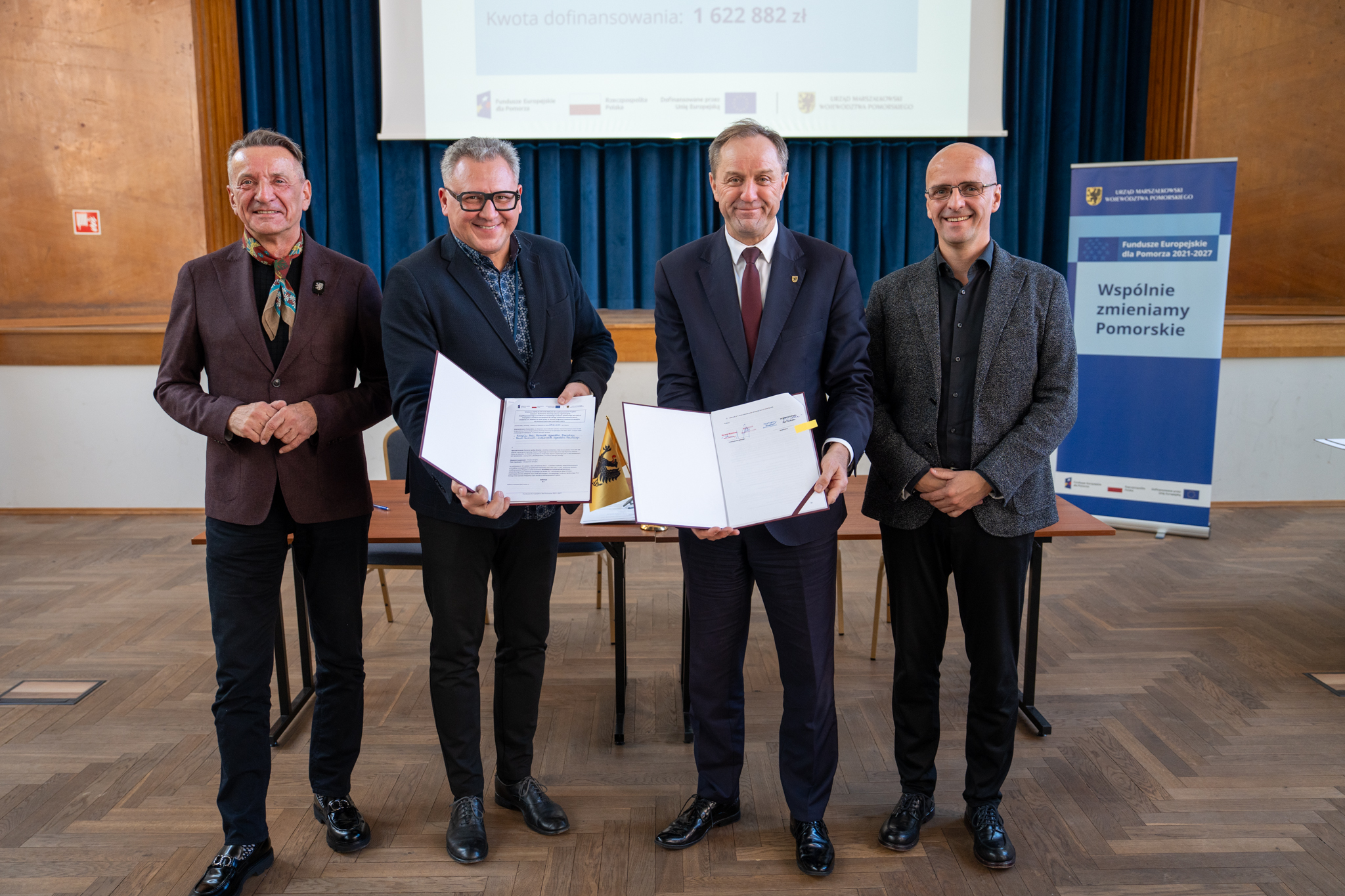 Marszałek Leszek Bonna oraz Mieczysław Struk z przedstawicielami benfecjentów podpisujący umowę o dofinansowanie