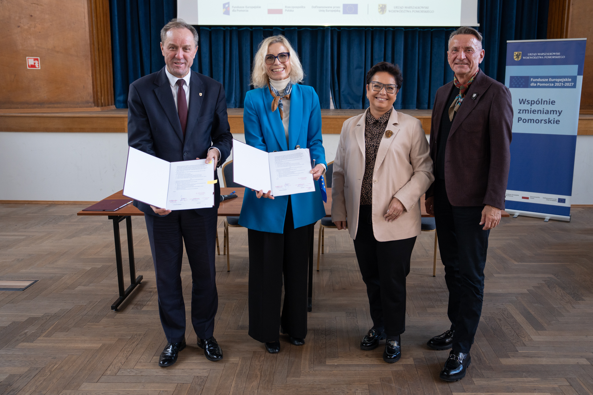 Marszałek Leszek Bonna oraz Mieczysław Struk z przedstawicielami benfecjentów podpisujący umowę o dofinansowanie