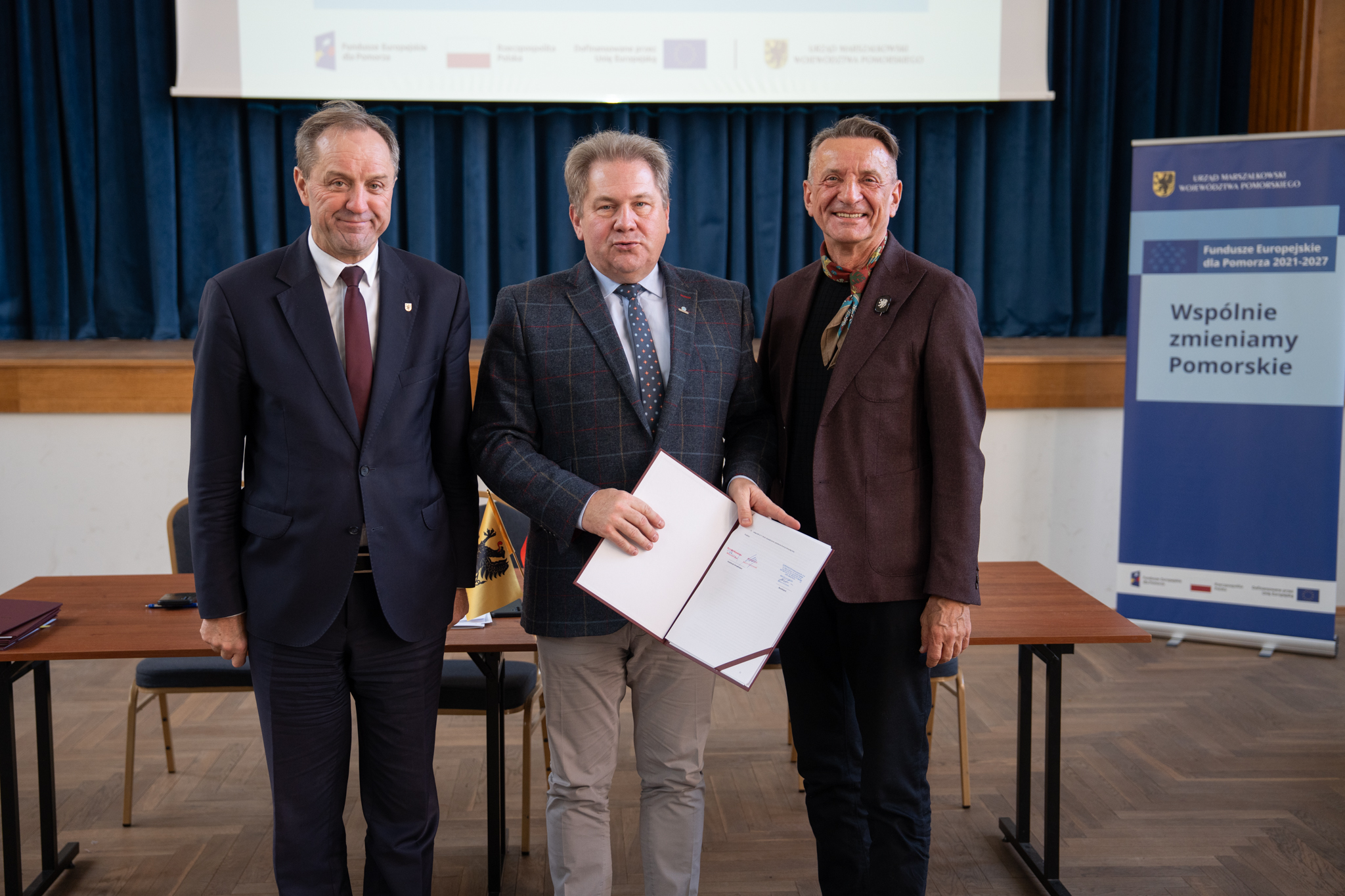 Marszałek Leszek Bonna oraz Mieczysław Struk z przedstawicielami benfecjentów podpisujący umowę o dofinansowanie