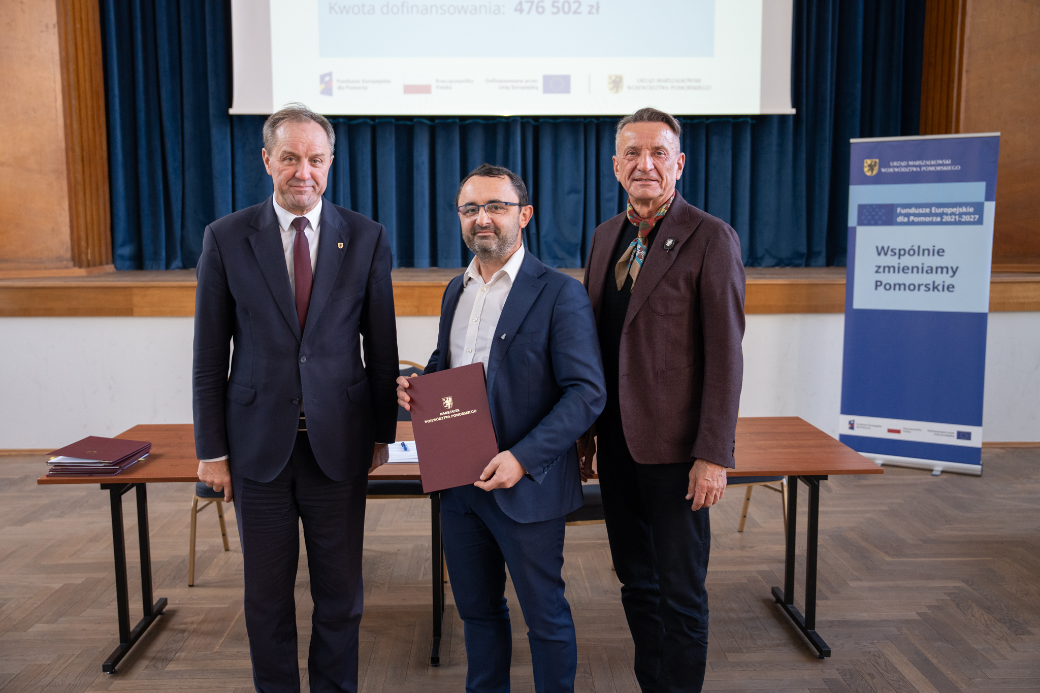 Marszałek Leszek Bonna oraz Mieczysław Struk z przedstawicielami benfecjentów podpisujący umowę o dofinansowanie