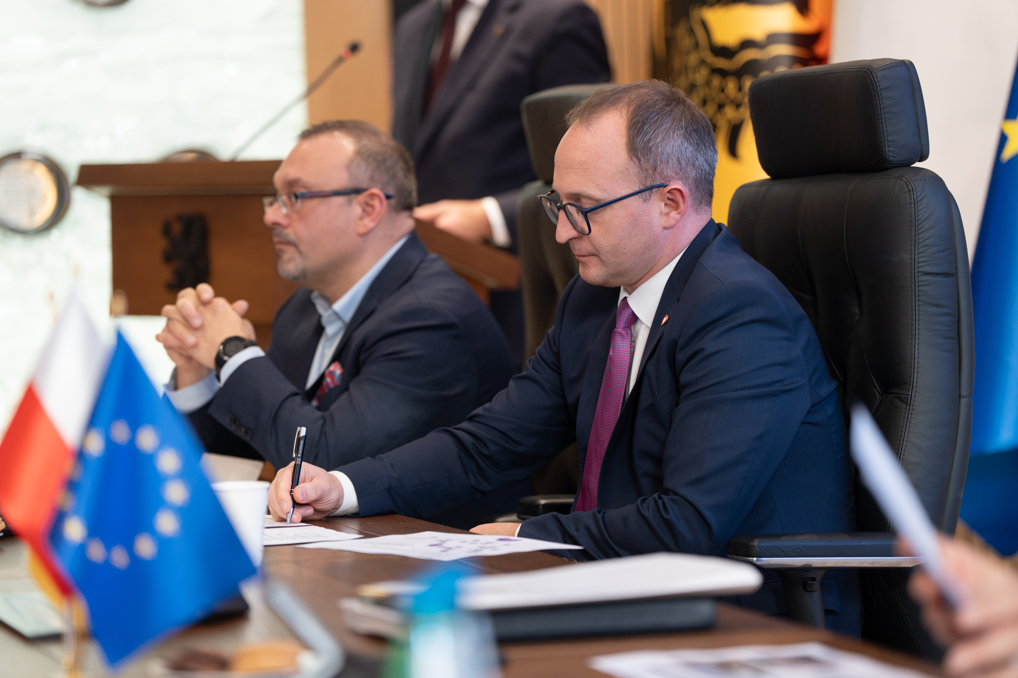 Marszałek Marcin Skwierawski Podpisuje dokumentny 