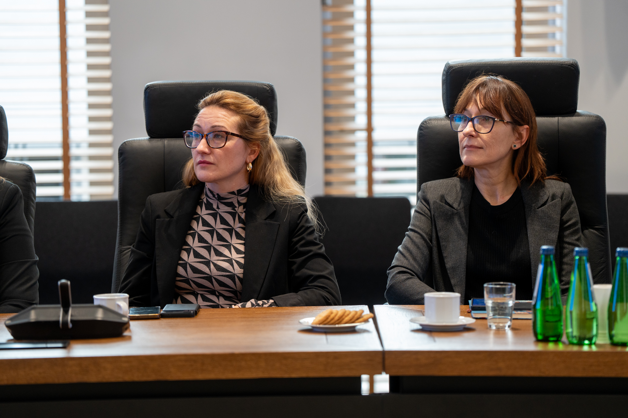 Dwie kobiety siedzą przy stole 