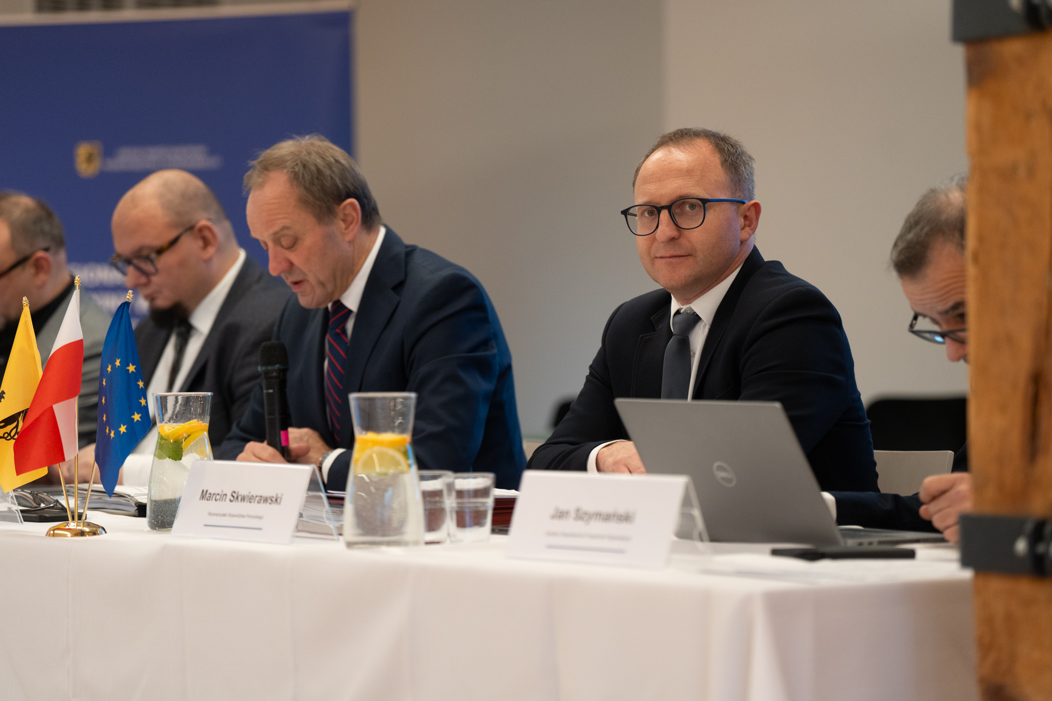 Od lewej Marcin Fuchs - dyrektor departamentu Europejskiego Funduszu Społecznego UMWP, Mieczysław Struk - Marszałek Województwa Pomorskiego, Marcin Skwierawski - Wicemarszałek Województwa Pomorskiego siedzą przy stole prezydialnym