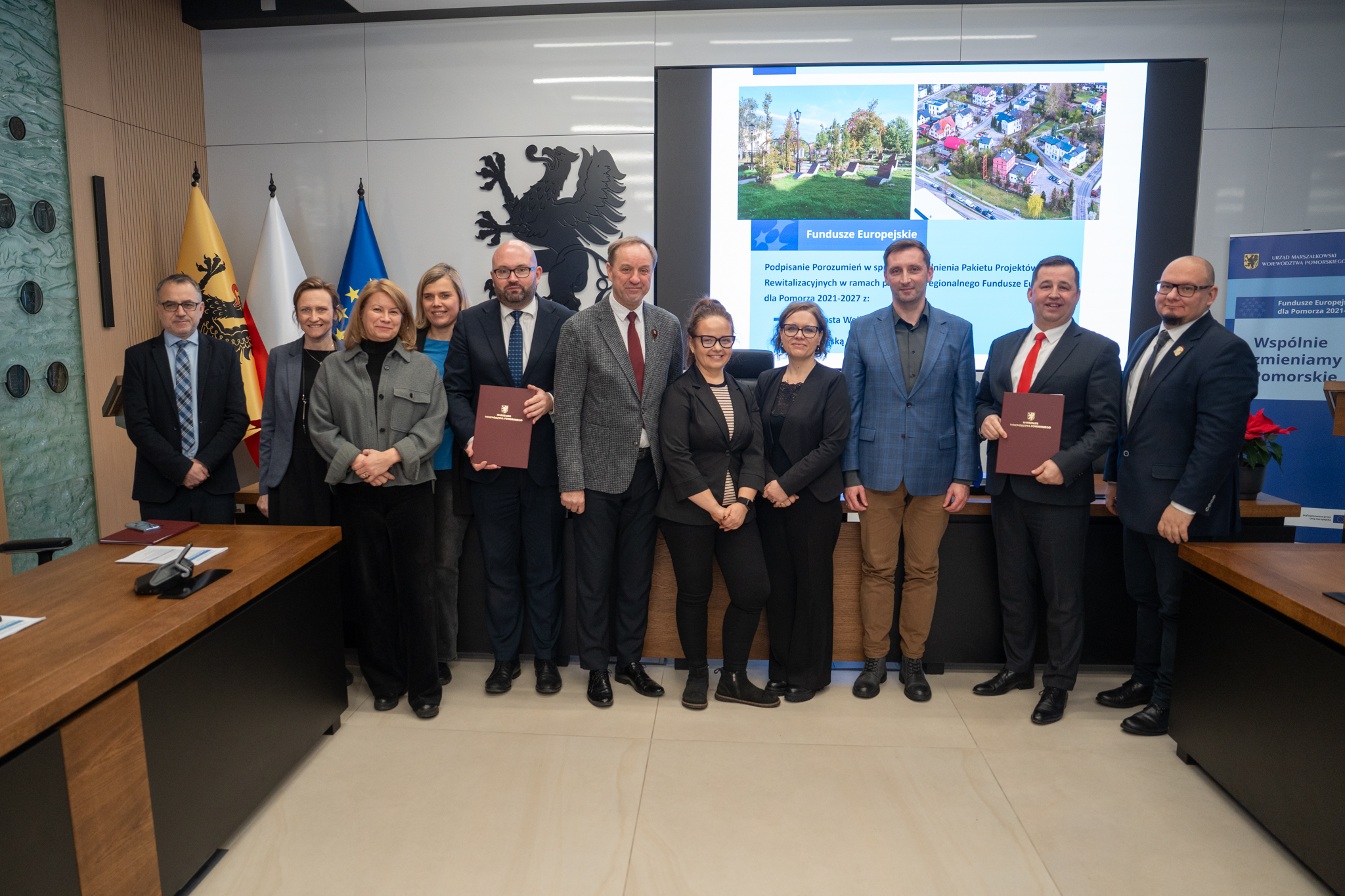 Jedenaście osób uroczyście pozuje do zdjęcia. Wśród nich marszałek Mieczysław Struk, Zastępca Burmistrza Miasta Ariel Sinicki oraz Zastępca Prezydenta Miasta Wejherowa Arkadiusz Kraszkiewicz