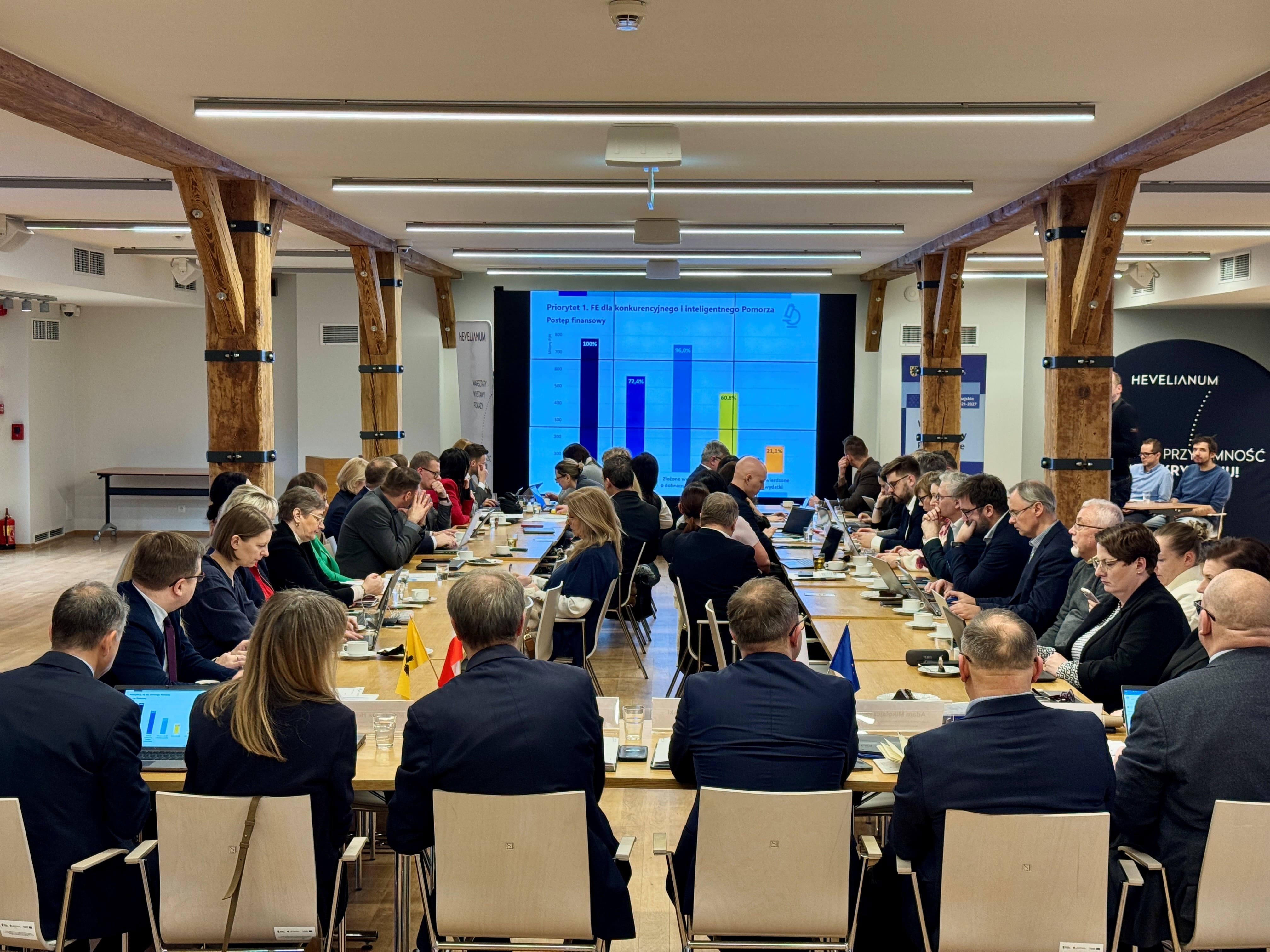 członkowie Komitetu Monitorującego słuchają prezentacji