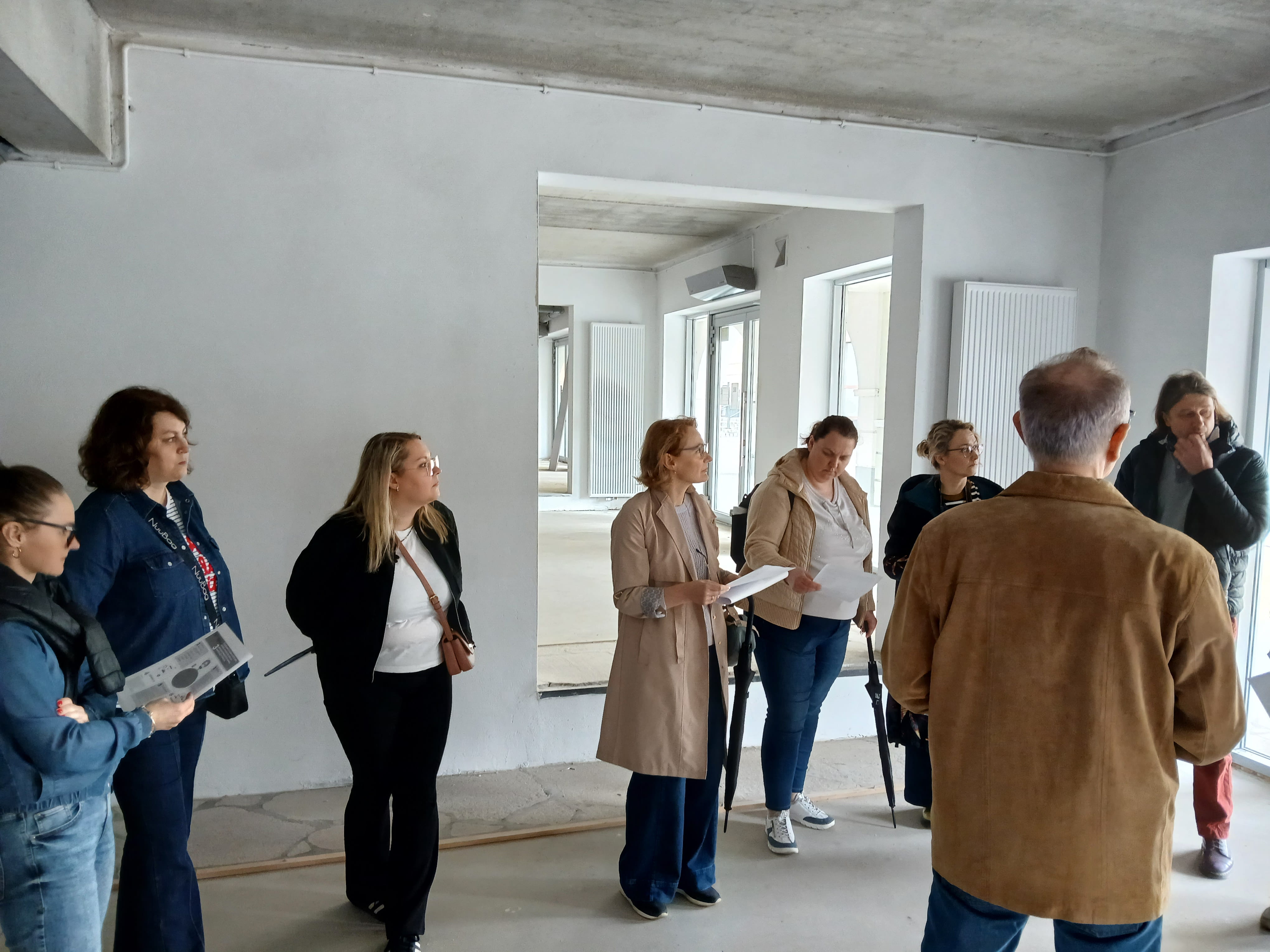 Grupa ludzi w budynku w trakcie remontu