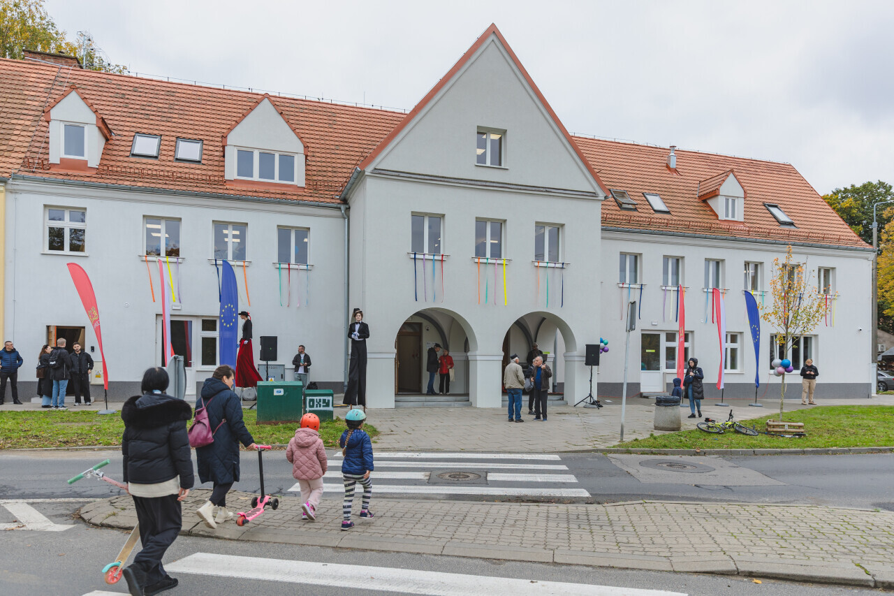 budynek, przed nim ludzie zmierzający na otwarcie placówki