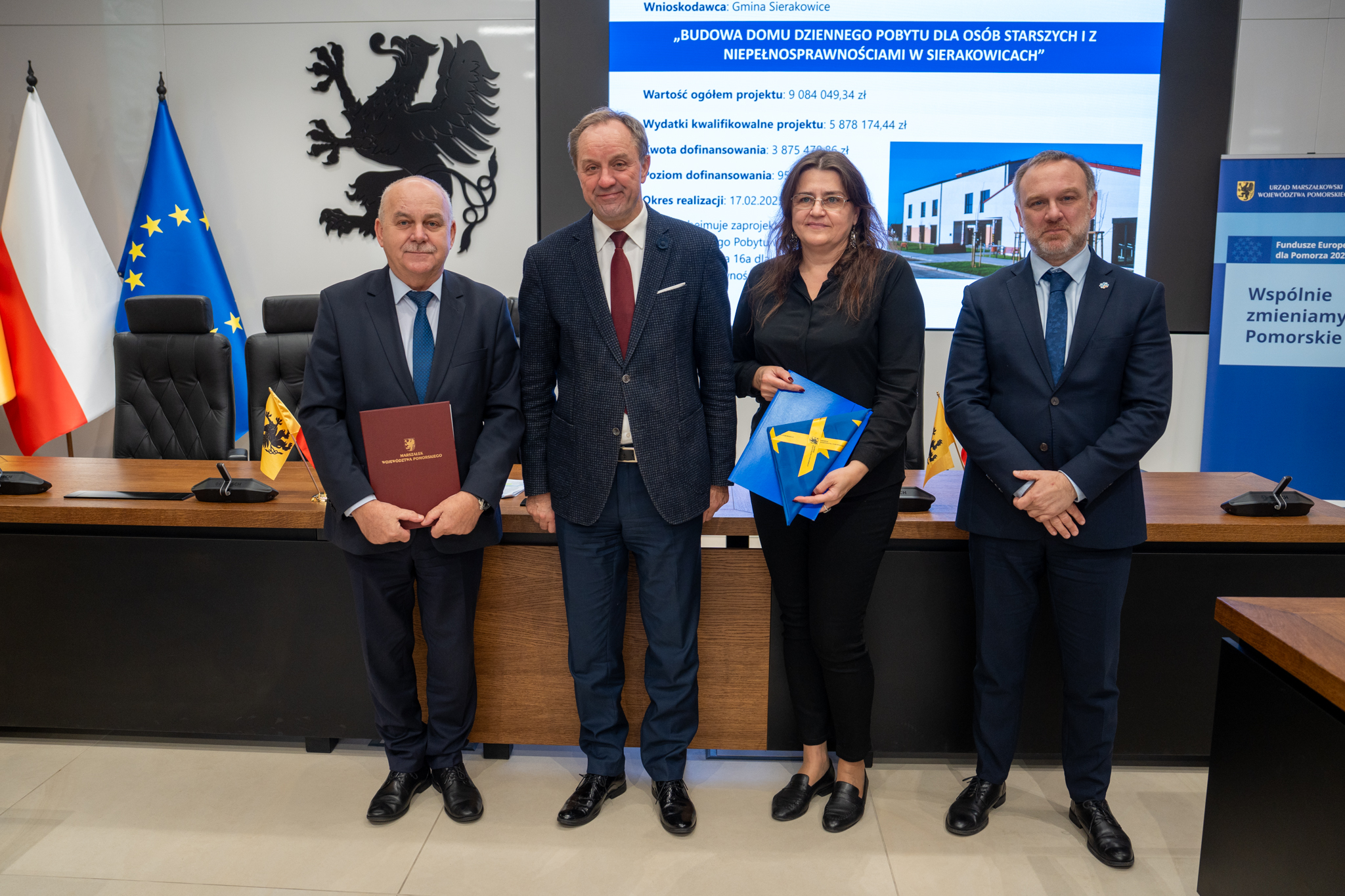 moment podpisania umowy przez marszałka i przedstawiciela Gminy