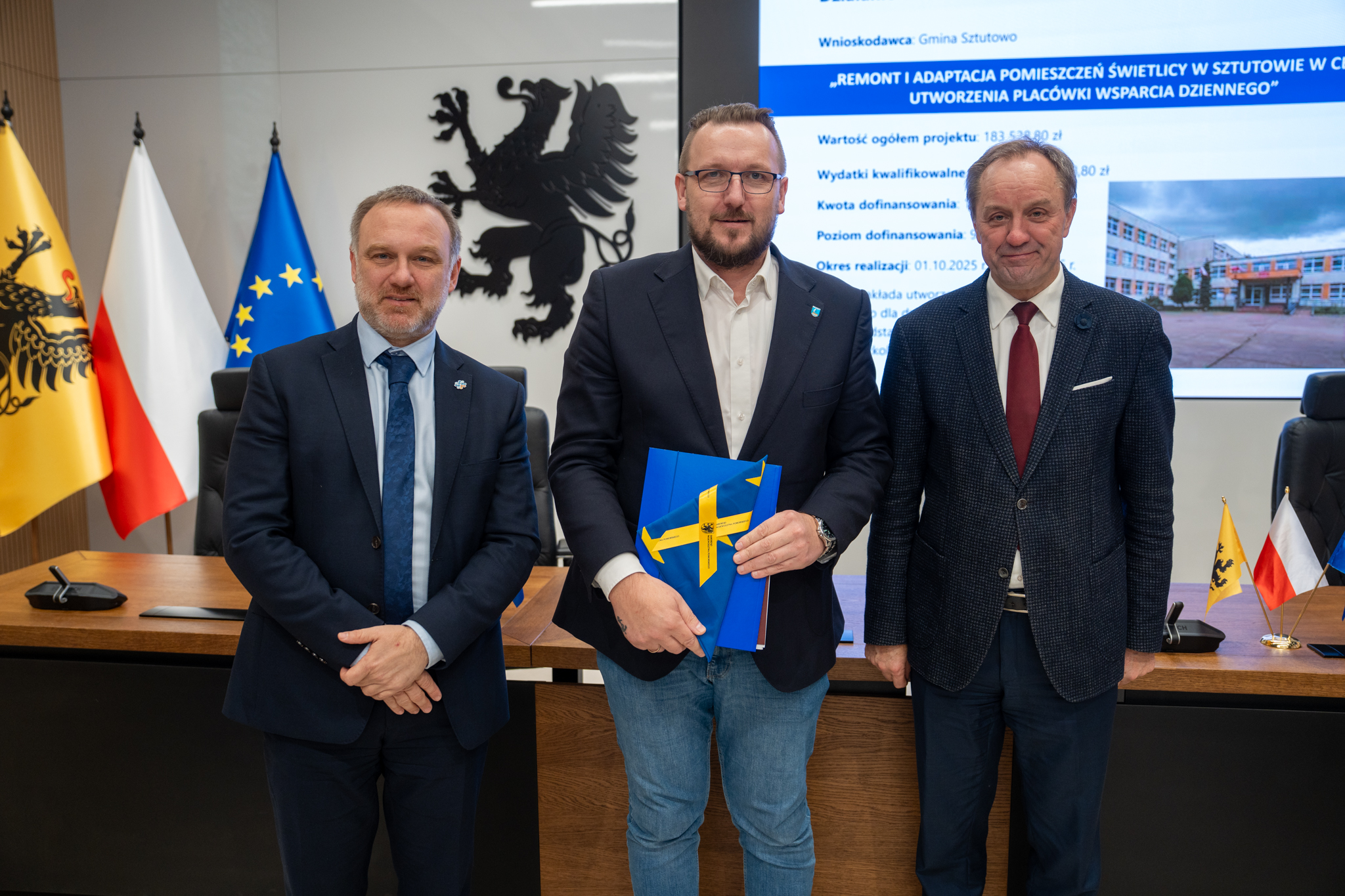 moment podpisania umowy przez marszałka i przedstawiciela Gminy