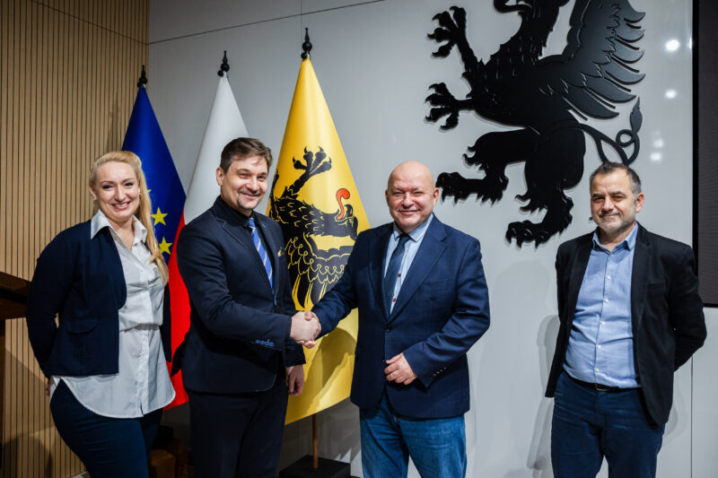 Dyrektor Programów Regionalnych Urzędu Marszałkowskiego Województwa Pomorskiego Jan Szymański oraz trzy inne osoby pozują do zdjęcia po podpisaniu umowy na Lokalny Punkt Informacyjny w Malborku