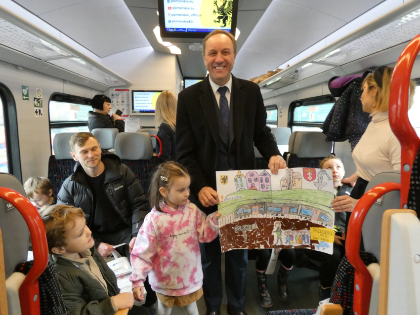 Marszałek w pociagu trzyma plakat