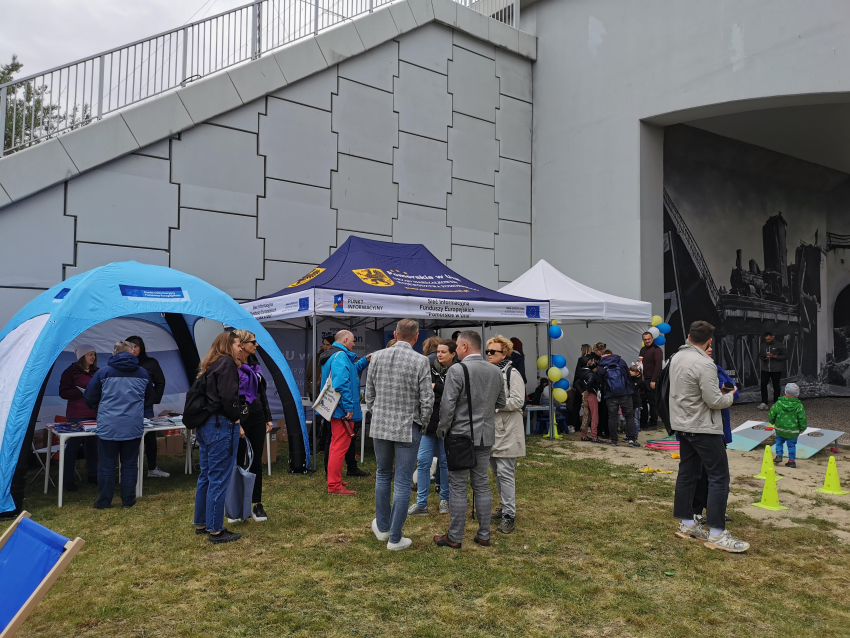 Uczestnicy Pikniku na tle namiotów