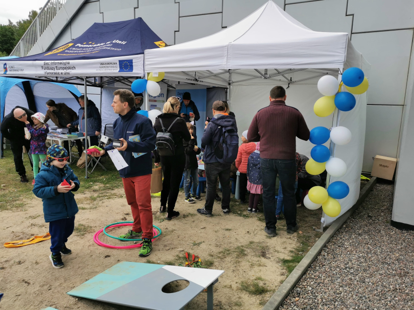 Uczestnicy Pikniku na tle namiotów