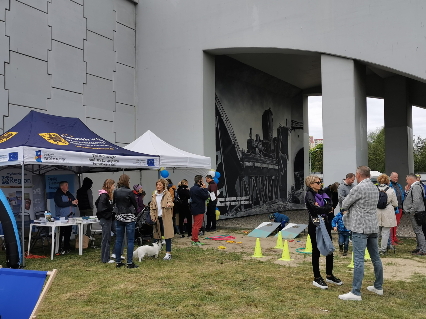 Uczestnicy Pikniku na tle namiotów