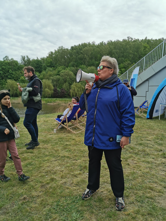 Kobieta w niebieskiej kurtce - organizator wydarzenia