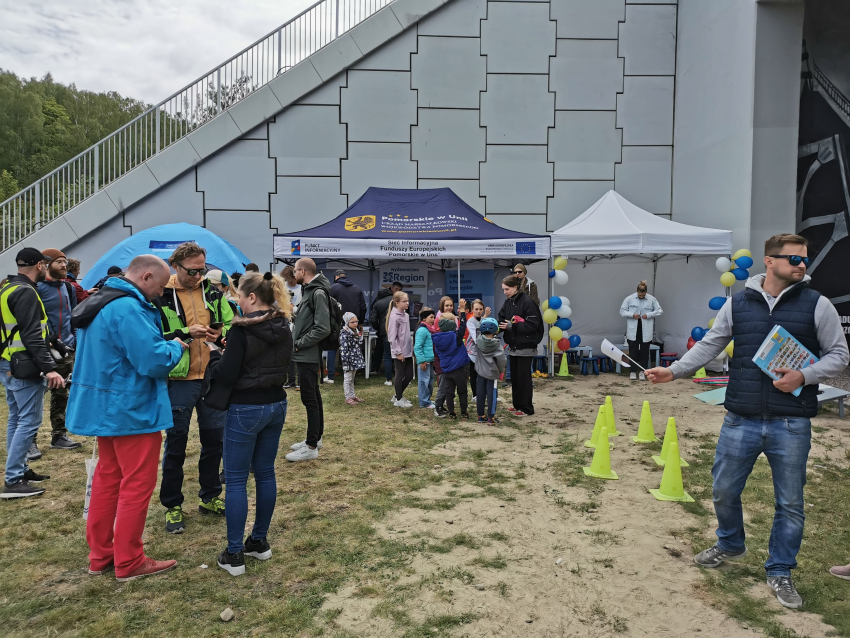 Uczestnicy Pikniku na tle namiotów