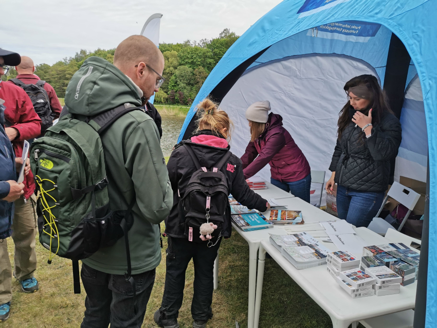 Uczestnicy Pikniku na tle namiotów