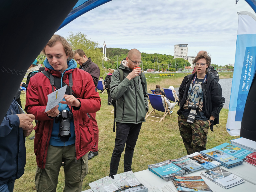 Kilkoro uczestników Pikniku na tle niewielkiego zbiornika wodnego