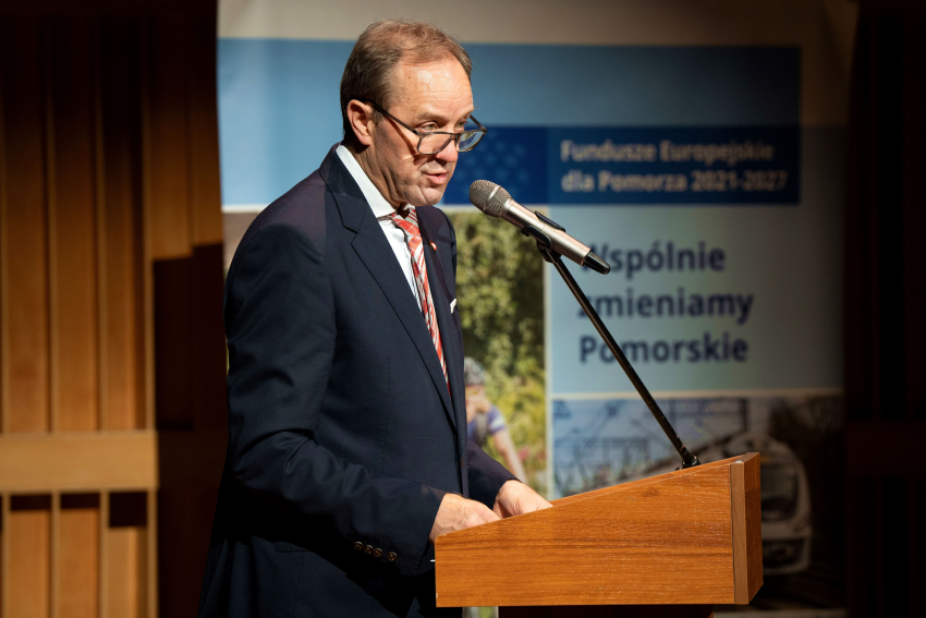 Marszałek Mieczysław Struk zabierający głos przy mównicy