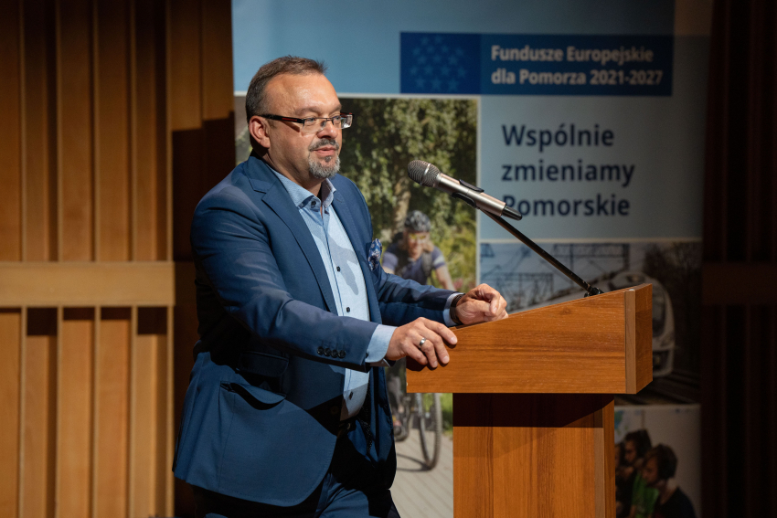 Adam Mikołaczyk, dyrektor Departamentu Rozwoju Regionalnego zabiera głos na mównicy