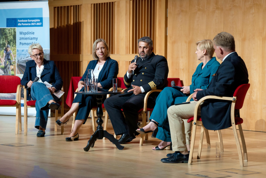 Uczestnicy pierwszego panelu dyskusyjnego