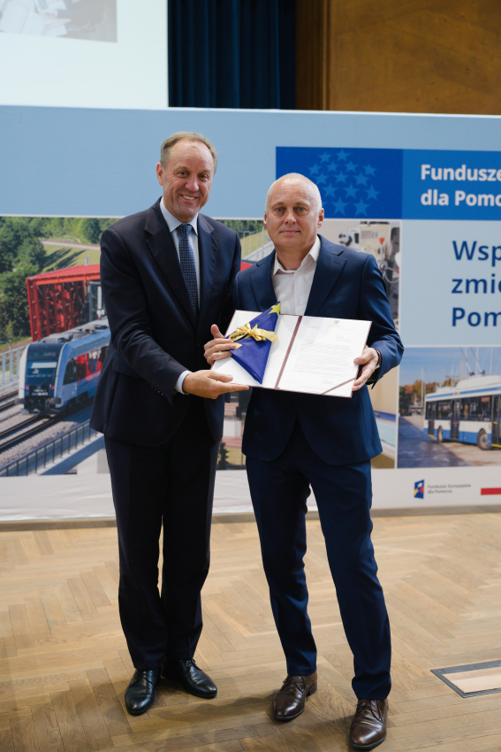 Marszałek Mieczysław Struk razem z pośrednikiem finansowanym prezentuje dokument