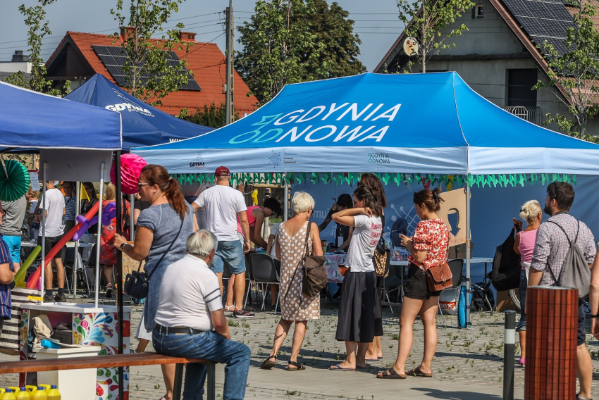 Wiele osób stoi na jakimś festynie