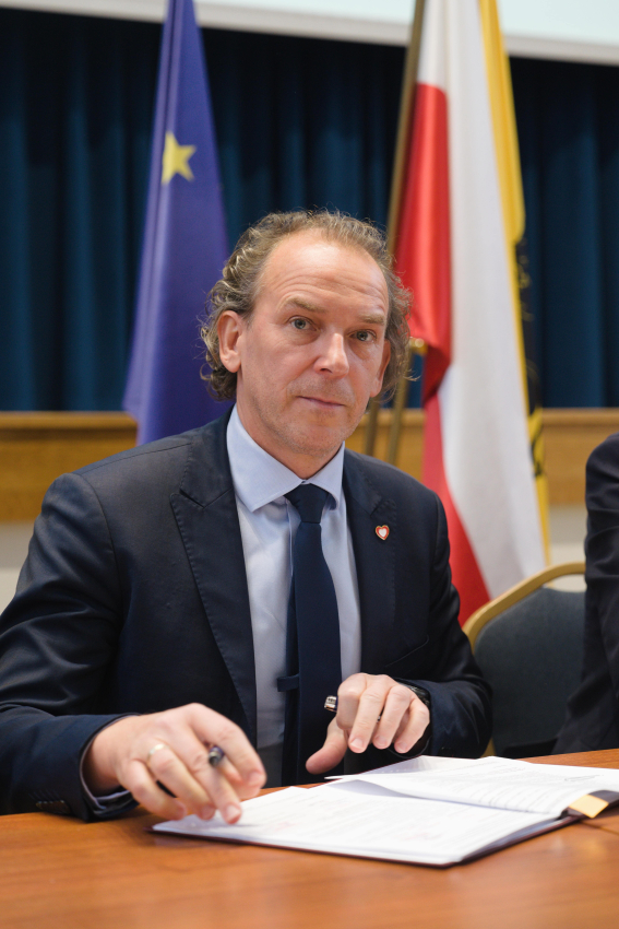 Jeden z beneficjentów podpisuje umowę