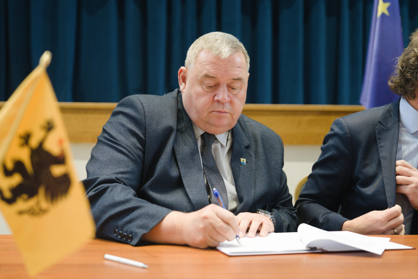 Jeden z beneficjentów podpisuje umowę