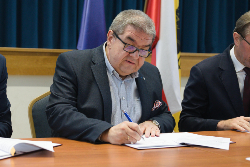 Jeden z beneficjentów podpisuje umowę