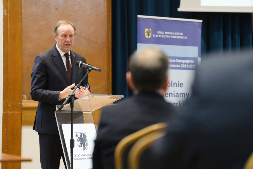 Marszałek Mieczysław Struk przemawia z mównicy do zebranych