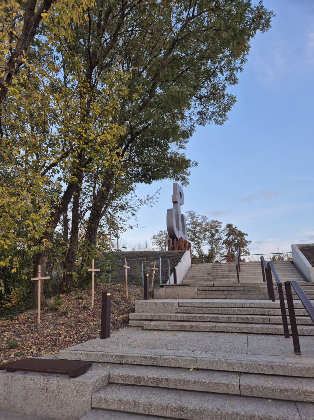 Schody betonowe prowadzące do pomnika Powstańców Powstania Warszawskiego w parku