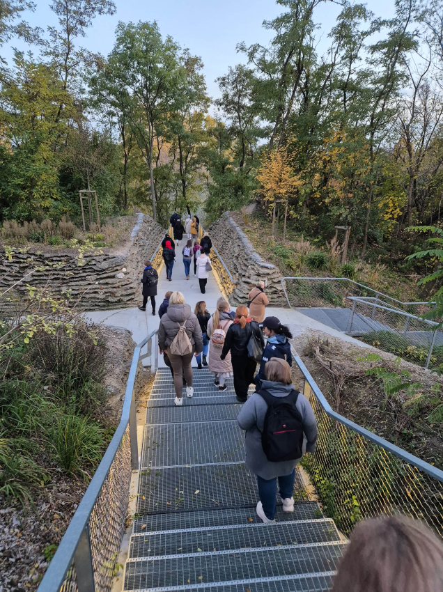 Ludzie schodzący po schodach w parku
