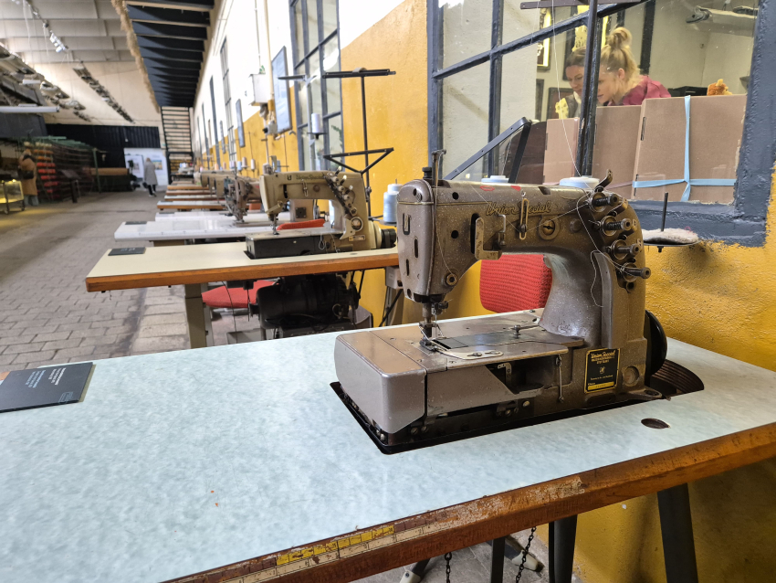 Rząd stolików ze starymi maszynami do szycia