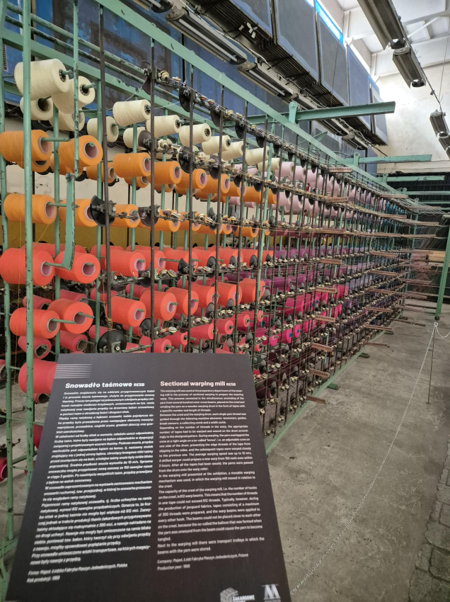 Regały ze szpulami nici w różnych kolorach