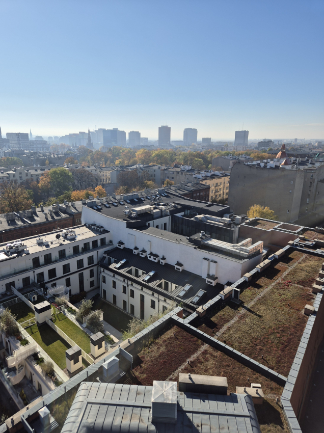 Panorama miasta z dachu budynku