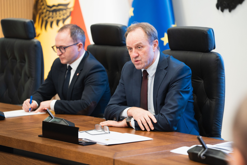 Marszałek Mieczysłąw Struk i Marcin Skwierawski siedzą przy stole 
