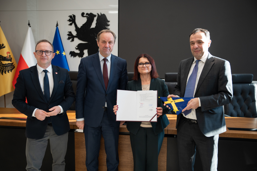 Cztery osoby z uroczystą umową, w tym Marszałek Mieczysław Struk oraz wicemarszałek Marcin Skwierawski