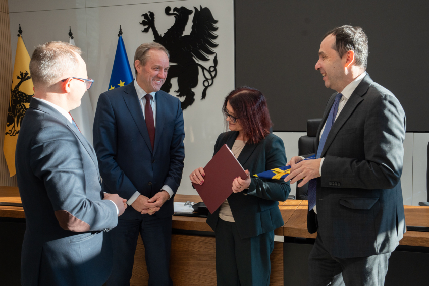 Cztery osoby z uroczystą umową, w tym Marszałek Mieczysław Struk oraz wicemarszałek Marcin Skwierawski