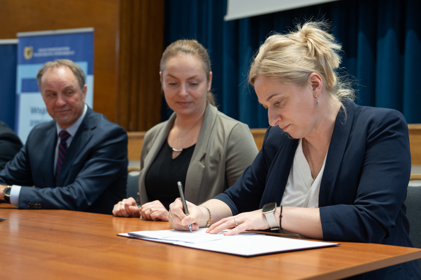 Marszałek Mieczysław Struk i Wicemarszałek Marcin Skwierawski popisują uroczyście umowy o dofinansowanie