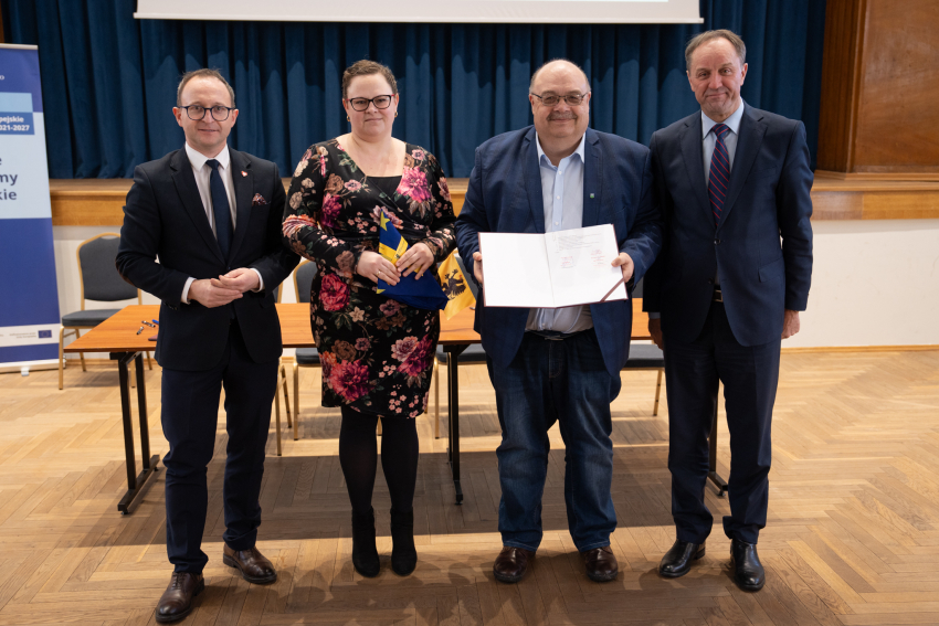 Marszałek Mieczysław Struk i Wicemarszałek Marcin Skwierawski popisują uroczyście umowy o dofinansowanie