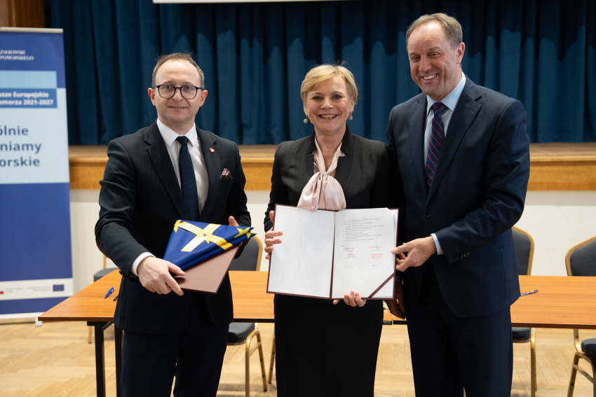 Marszałek Mieczysław Struk i Wicemarszałek Marcin Skwierawski popisują uroczyście umowy o dofinansowanie