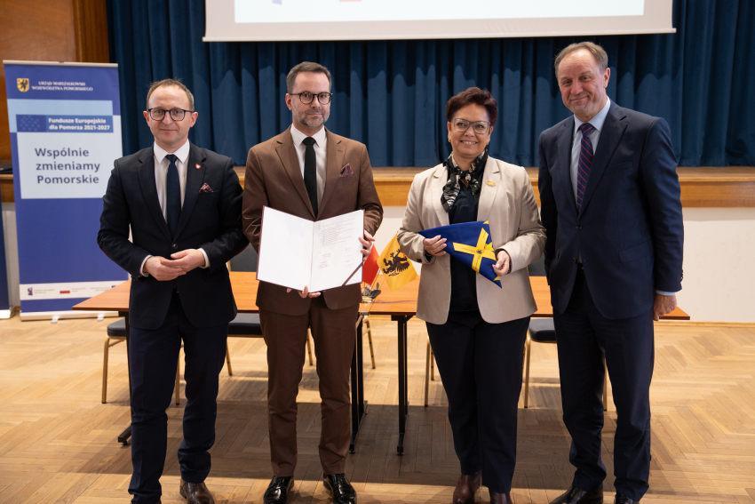 Marszałek Mieczysław Struk i Wicemarszałek Marcin Skwierawski popisują uroczyście umowy o dofinansowanie