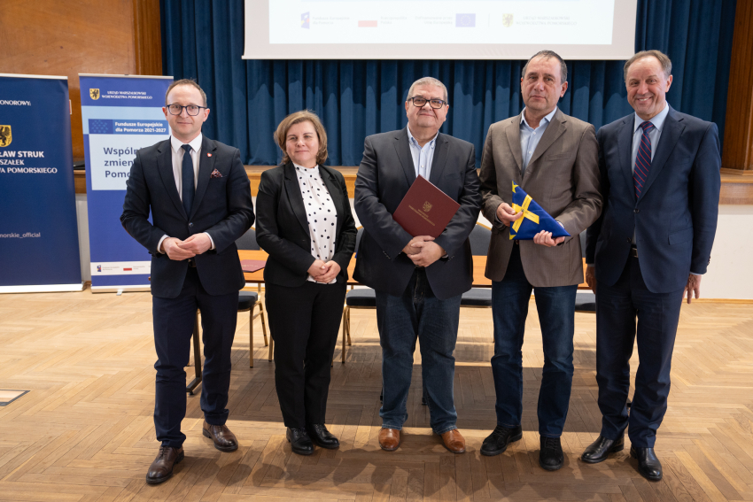 Marszałek Mieczysław Struk i Wicemarszałek Marcin Skwierawski popisują uroczyście umowy o dofinansowanie