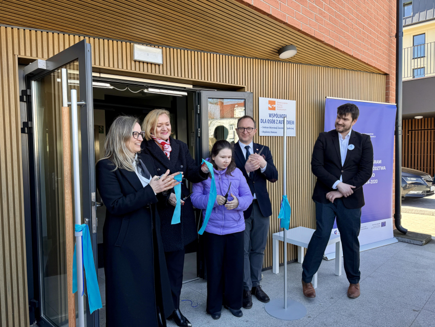 Wicemarszałek województwa pomorskiego Marcin Skwierawski oraz trzy inne osoby pozują do zdjęcia po przecięciu wstęgi przy otwarciu budynku wspólnoty