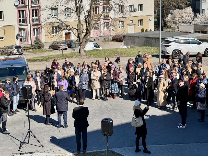 Wiele osób zebranych na uroczyste otwarcie budynku Wspólnoty dla Osób z Autyzmem w Gdańsku - widok z góry