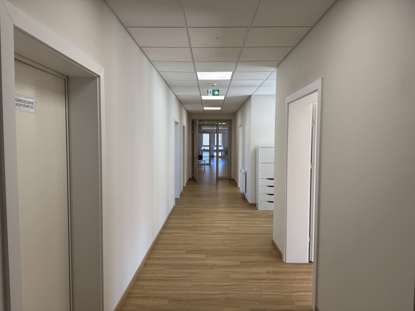 Korytarz budynku Wspólnoty dla Osób z Autyzmem w Gdańsku