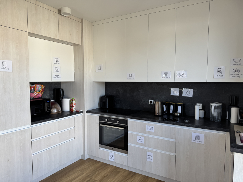 Kuchnia w budynku. Meble i przedmioty są podpisane.