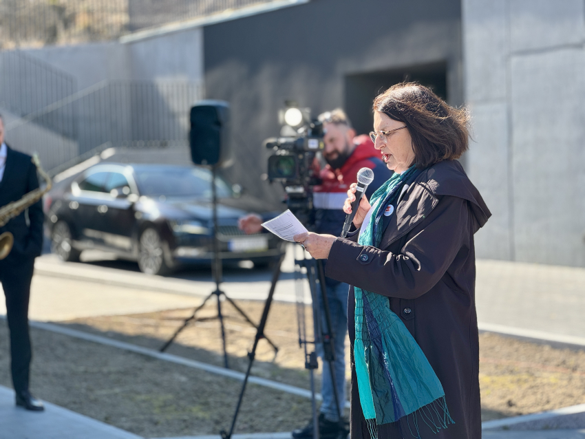 Małgorzata Rybicka, przewodnicząca Stowarzyszenia Pomocy Osobom Autystycznym przemawia do zebranych przez mikrofon