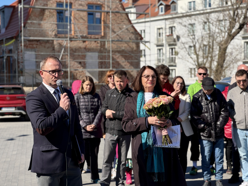 Wicemarszałek województwa pomorskiego Marcin Skwierawski w towarzystwie Małgorzaty Rybickiej - przewodniczącej Stowarzyszenia Pomocy Osobom Autystycznym - przemawia do zebranych przez mikrofon